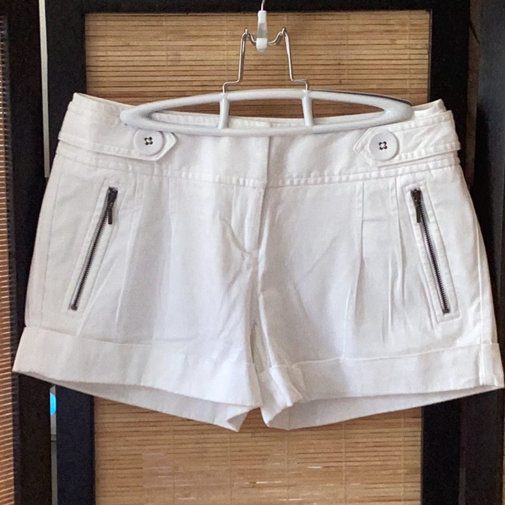 ELLE cuffed white shorts NWOT Sz 2 zipper pockets